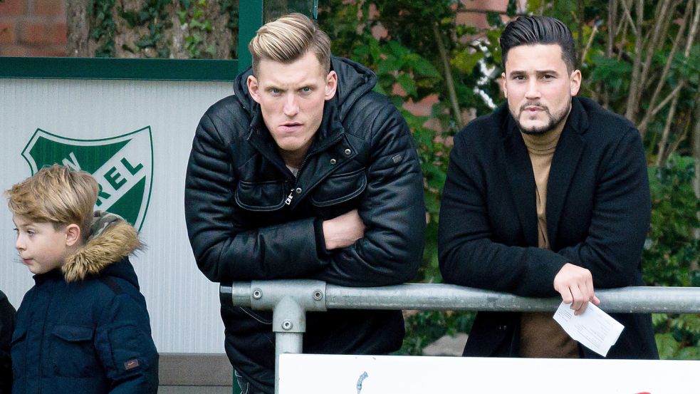 Zwei Jahre lang war Lucas Löschen (Mitte, hier neben Trainer Daniel Franziskus) zum Zuschauen verdammt. Archivfoto: Barth