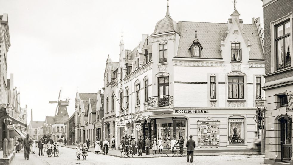 Das Bild für den Monat Juli zeigt die Osterstraße (heute Mühlenstraße), Ecke Wörde um das Jahr 1910 herum. Im Hintergrund ist die Athensche Windmühle zu sehen. Foto: Kalender-Manufaktur/Stadtarchiv
