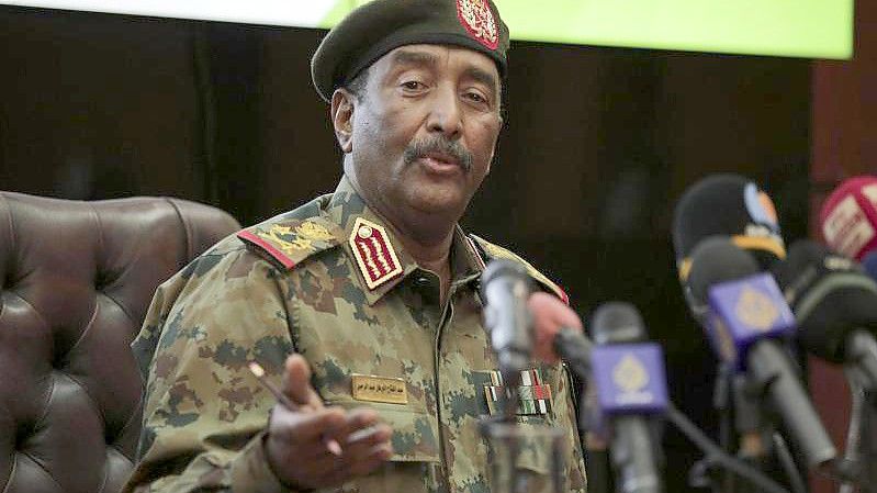General Abdel Fattah al-Burhan, höchster Militärvertreter im Sudan, spricht während einer Pressekonferenz im Generalkommando der Streitkräfte in Khartum. Foto: Marwan Ali/AP/dpa