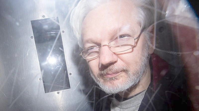 Wikileaks-Gründer Julian Assange verlässt das Westminster Magistrates Gericht nach einer Anhörung zum Auslieferungsgesuch der USA. Foto: Dominic Lipinski/PA Wire/dpa