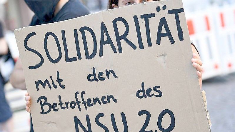 Eine Demonstrantin hält während einer Kundgebung in Wiesbaden ein Plakat mit der Aufschrift „Solidarität mit den Betroffenen des NSU 2.0“ (Archiv). Die Staatsanwaltschaft hat gegen den mutmaßlichen Verfasser der „NSU 2.0“-Drohschreiben Anklage erhoben. Foto: Arne Dedert/dpa