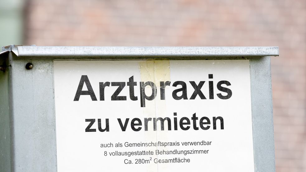 Eine niedersächsische „Arztpraxis zu vermieten“. In Ostfriesland gibt es laut der Kassenärztlichen Vereinigung Niedersachsen derzeit 24,5 unbesetzte Hausarzt-Sitze. Foto: Frankenberg/dpa