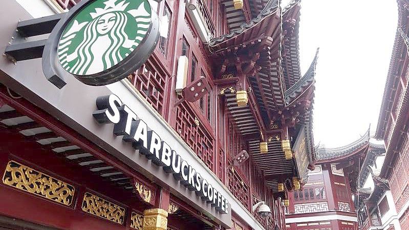 Bei der US-Kaffeehaus-Kette Starbucks florieren die Geschäfte. Foto: Jens Kalaene/dpa-Zentralbild/dpa