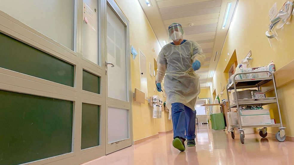 Seit Beginn der Pandemie arbeiten medizinisches und pflegerisches Personal in deutschen Kliniken in Schutzkleidung. Foto: Schmidt/Archiv