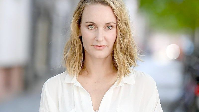 Die Schauspielerin Christina Athenstädt spielt die Hauptrolle in der ARD-Serie „Die Heiland - Wir sind Anwalt“. Foto: Jens Kalaene/dpa-Zentralbild/ZB