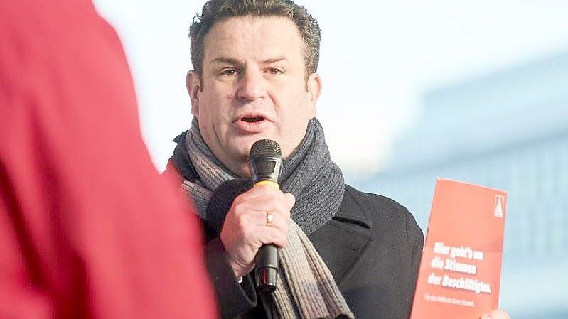 SPD-Vizechef Hubertus Heil Heil verhandelt für die SPD federführend den Bereich Arbeit mit Grünen und FDP. Foto: Annette Riedl/dpa