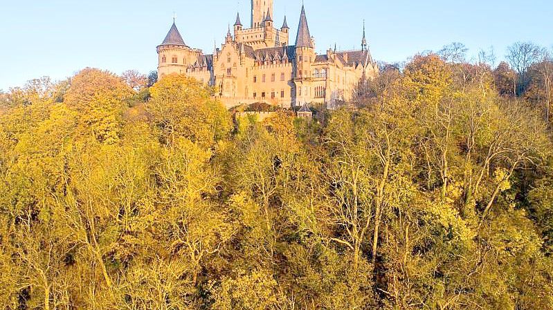 Das Schloss Marienburg in der Region Hannover im Sonnenlicht. Foto: Julian Stratenschulte/dpa