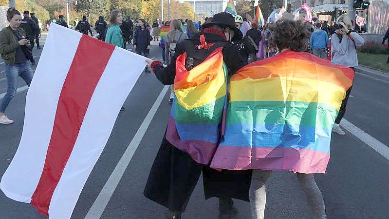 Menschen protestieren gegen ein geplantes Verbot von Demonstrationen für Lesben und Schwule. Foto: Attila Husejnow/SOPA Images via ZUMA Press Wire/dpa