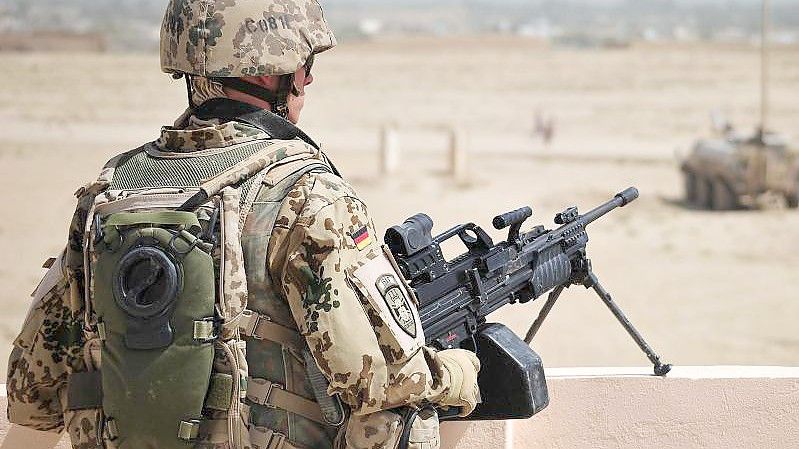Ein Soldat der Bundeswehr sichert am Stadtrand von Kundus ein Gebäude (Archiv). Die Deutschen sind grundsätzlich dafür, dass Bundeswehrsoldaten im Ausland eingesetzt werden. Foto: Hannibal Hanschke/dpa