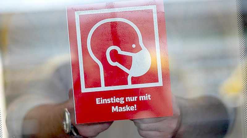 Auch wenn die pandemische Lage ausläuft, sollte die Maskenpflicht in öffentlichen Verkehrsmitteln bleiben - dafür plädiert DB-Regio-Chef Jörg Sandvoß. Foto: Sebastian Gollnow/dpa