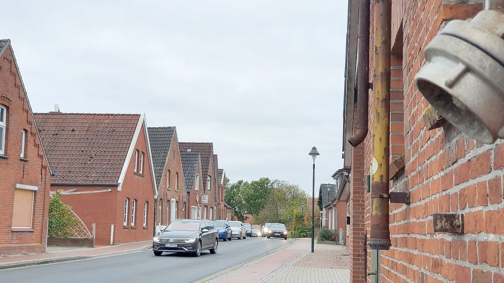 Parkende Autos am Fahrbahnrand müssen überholt werden. Bei Gegenverkehr führt das auf der Dorfstraße mitunter zu gefährlichen Situationen. Foto: Gettkowski