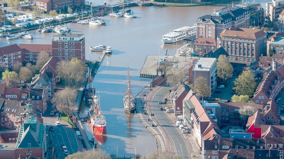 Die Matjestage werden rund um den Ratsdelft und den Alten Binnenhafen im Zentrum von Emden gefeiert. Foto: Tobias Bruns/Archiv