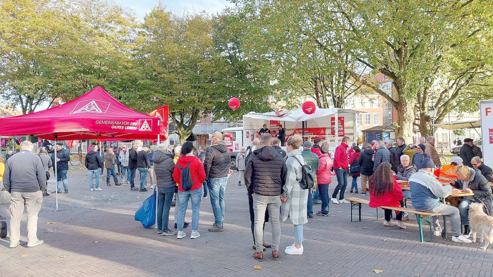 In Emden kamen am Nachmittag Demonstranten zusammen. Foto: Hanssen