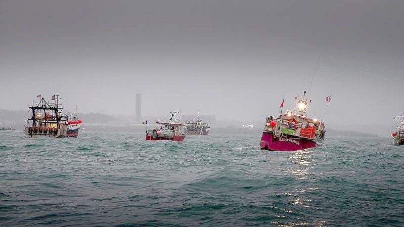 Französische Fischerboote protestieren vor der britischen Kanalinsel Jersey (Archivbild). Foto: Gary Grimshaw/Bailiwick Express/PA Media/dpa