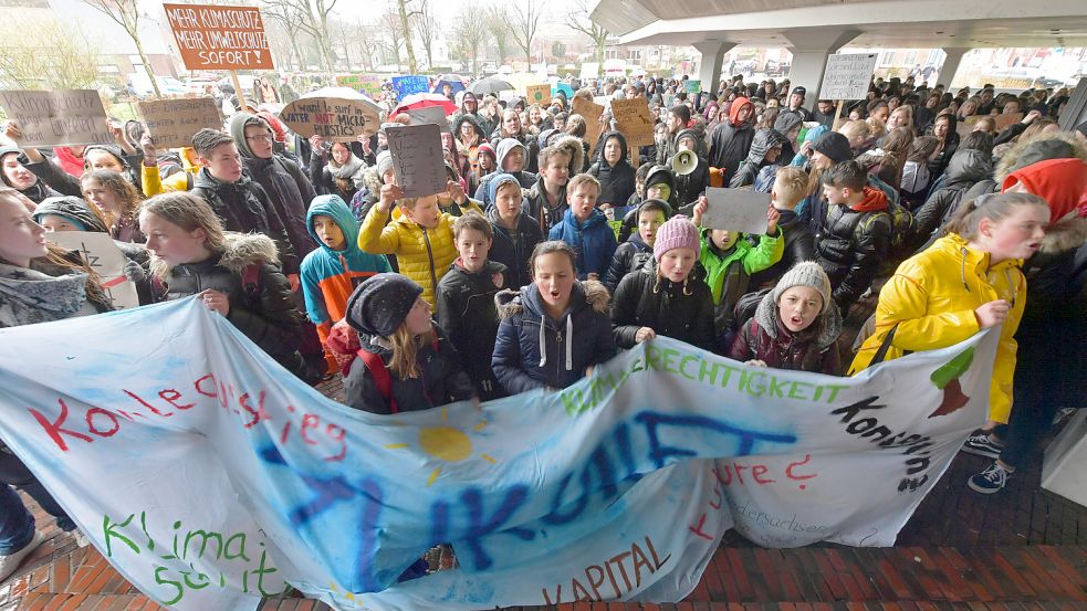 Der Gedanke des Klimaschutzes wird in Aurich öffentlichkeitswirksam von Schülern bei den Fridays-for-Future-Demos vertreten. Foto: Archiv/Ortgies