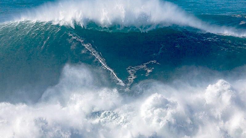 Wie eine „Wasserwand“: Surfer Sebastian Steudtner hat eine Riesenwelle bezwungen. Foto: Aybuke Dogmaz/Florian Gress/dpa