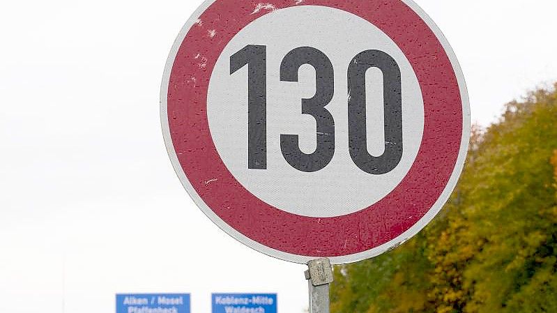 Ein Schild begrenzt das Tempo auf der Autobahn A61 bei Waldesch auf 130. Foto: Thomas Frey/dpa