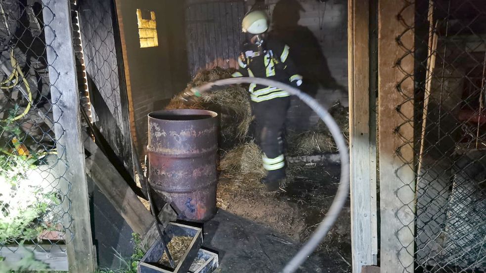 Die Feuerwehr war in der Nacht zu Samstag in der Birkenstraße in Ostrhauderfehn im Einsatz. Foto: Ammermann/Feuerwehr