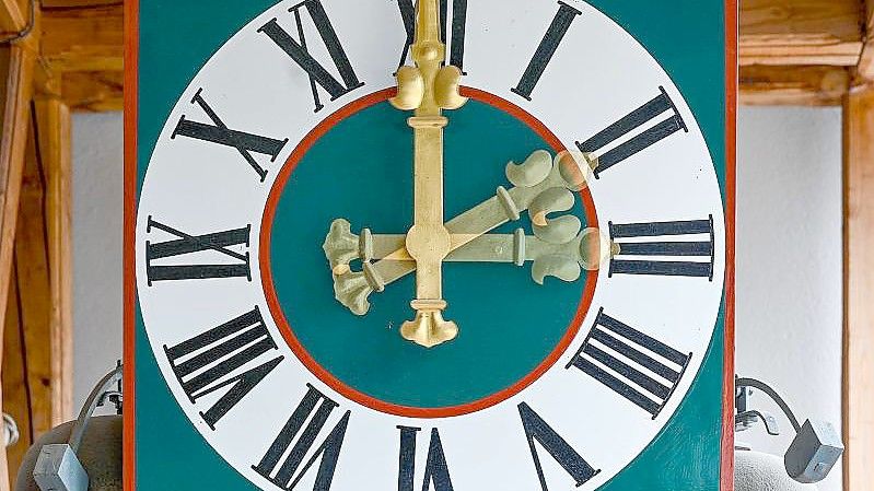 Am Sonntag wird die Uhr von drei auf zwei Uhr zurückgestellt. Foto: Armin Weigel/dpa