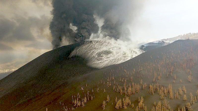 Aschenwolken steigen aus dem Vulkan. Foto: Emilio Morenatti/AP/dpa