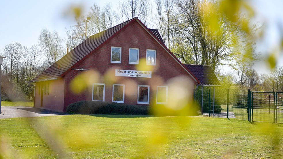 Soll nach den Herbstferien wieder öffnen: Das Kinder- und Jugendhaus in Pewsum. Hier spielen sich vor allem die Angebote der gemeindlichen Jugendpflege ab. Foto: Wagenaar/Archiv