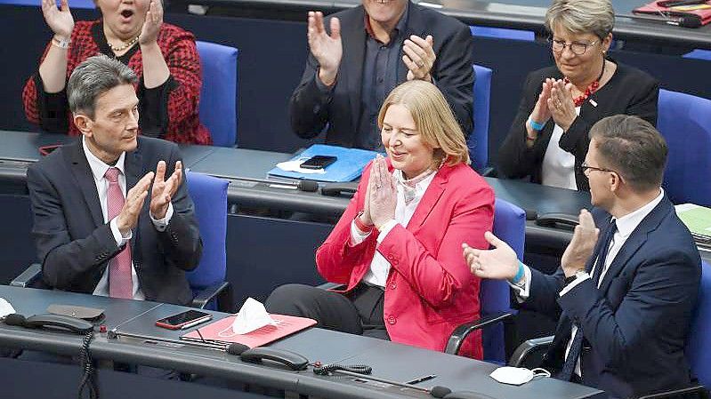 Bärbel Bas freut sich bei der konstituierenden Sitzung des neuen Bundestags über ihre Wahl zur Bundestagspräsidentin. Foto: Britta Pedersen/dpa