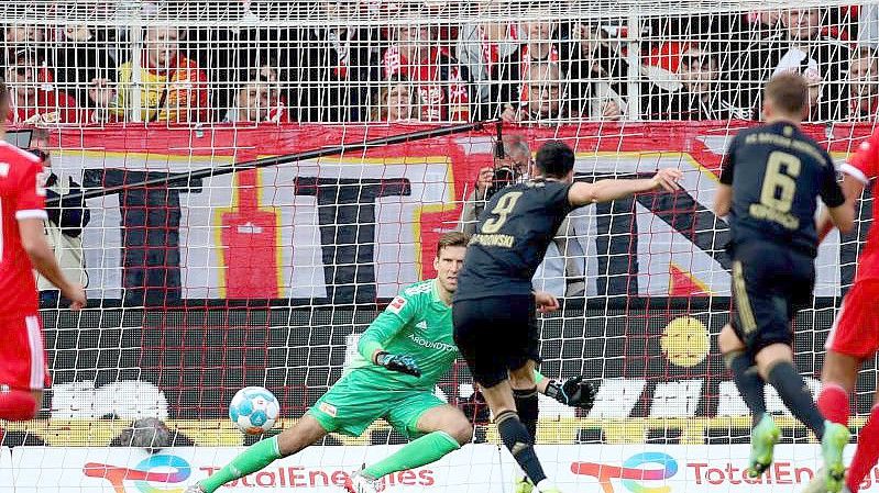 Bayerns Robert Lewandowski (M) trifft per Elfmeter zur Führung. Foto: Andreas Gora/dpa