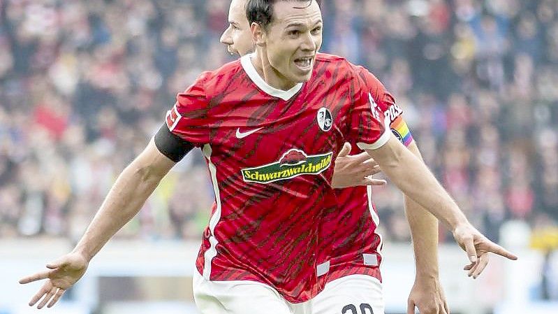 Freiburgs Nicolas Höfler bejubelt das Tor zum 2:0 gegen Greuther Fürth. Foto: Tom Weller/dpa
