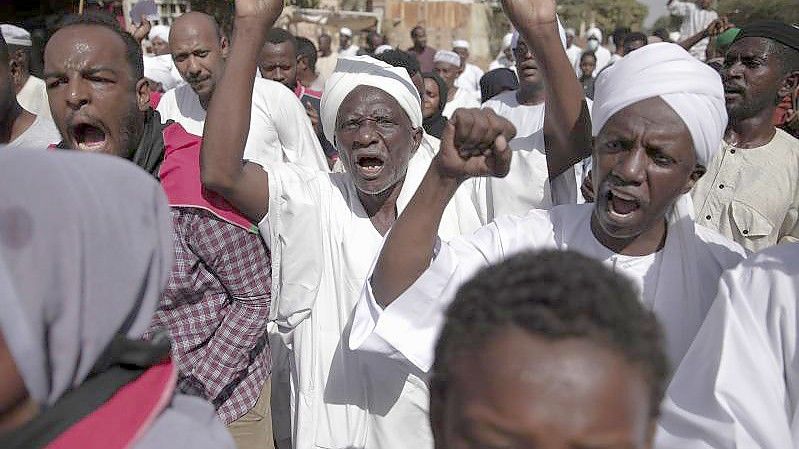Demonstrierende Menschen in der sudanesischen Hauptstadt Khartum. Foto: Marwan Ali/AP/dpa