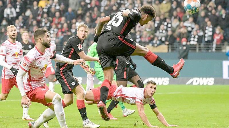 Tuta rettet mit seinem Kopfballtor Eintracht Frankfurt einen Punkt gegen RB Leipzig. Foto: Sebastian Gollnow/dpa
