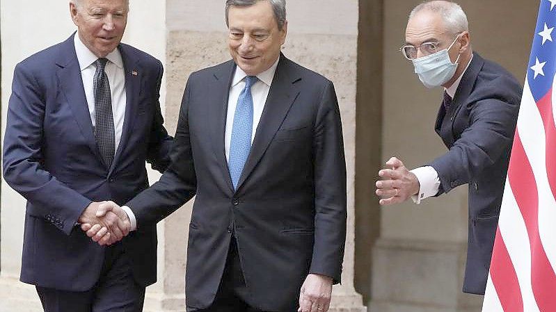 Joe Biden und Mario Draghi bei einem ersten Treffen in Rom. Foto: Gregorio Borgia/AP/dpa