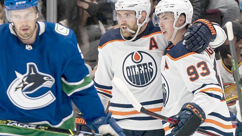 Leon Draisaitl (M) traf für die Edmonton Oilers. Foto: Rich Lam/The Canadian Press/AP/dpa