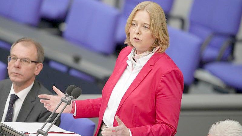 Bärbel Bas (SPD) spricht nach ihrer Wahl zur Bundestagspräsidentin bei der konstituierenden Sitzung des neuen Bundestags. Foto: Kay Nietfeld/dpa
