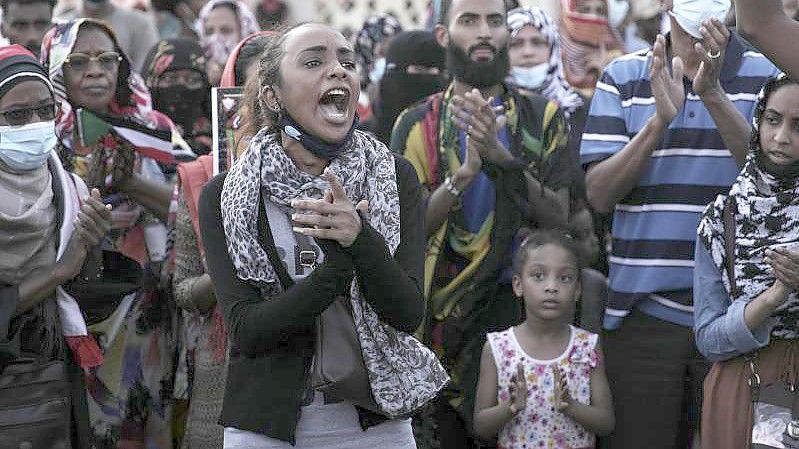 Menschen skandieren Slogans während einer Demonstration. Bei den Massenprotesten der Demokratie-Bewegung im Sudan gegen die Militärmachthaber hat es nach Angaben des nationalen Ärztekomitees mindestens zwei Tote sowie mehrere Verletzte gegeben. Foto: Marwan Ali/AP/dpa