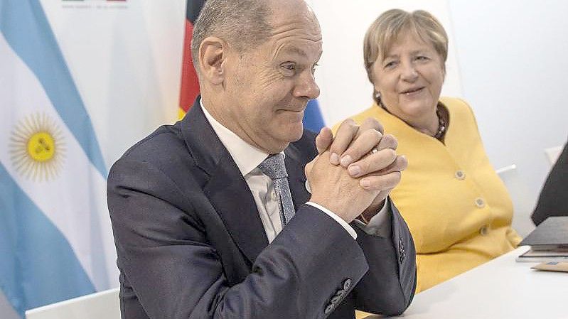 Angela Merkel (CDU,r), geschäftsführende Bundeskanzlerin, und Olaf Scholz (SPD), Bundesfinanzminister und Kanzlerkandidat, am Rande des G20-Gipfels im Konferenzzentrum. Foto: Oliver Weiken/dpa