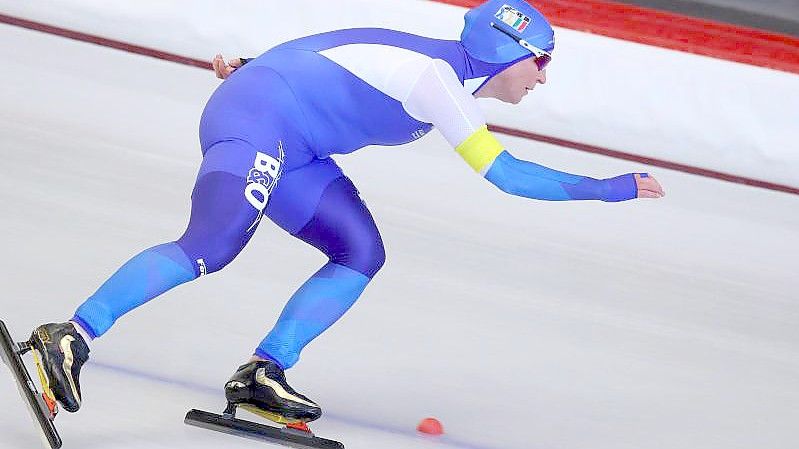 Lief trotz eines Sturzes im Massenstart in Inzell noch auf den dritten Platz: Claudia Pechstein. Foto: Karl-Josef Hildenbrand/dpa