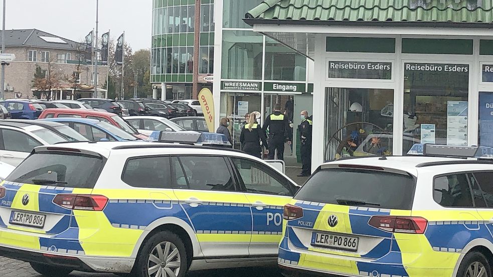 Zwei Streifenwagen standen am Samstagmittag vor dem Aktionshaus Wreesmann in Ostrhauderfehn. Dort suchte die Polizei nach einem Trickbetrüger. Foto: Zein