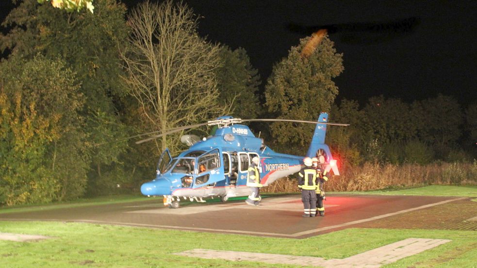Damit der Rettungshubschrauber Samstagabend sicher beim Krankenhaus in Weener landen konnte, leuchtete die Feuerwehr Weener den Platz aus. Foto: Feuerwehr.