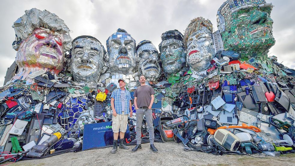 Die Künstler Alex Wreckage (l) und Joe Rush hatten zum G7-Gipfel in Cornwall im Juni für das Kunstwerk „Mount Trashmore“ metergroße Ebenbilder der G7-Gipfelteilnehmer aus Gerätemüll geschaffen. Damit wollten die Künstler auf die Gefahr durch Elektromüll aufmerksam machen. Foto: Ben Birchall/PA Wire/dpa