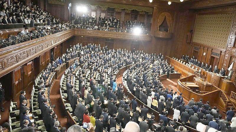 Japanische Abgeordnete im Parlament. In Japan hat am Sonntag die Wahl zum Unterhaus begonnen. Foto: Eugene Hoshiko/AP/dpa