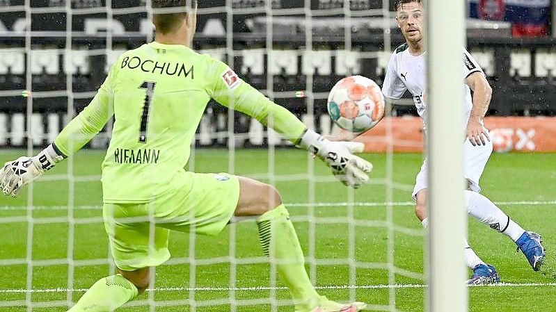 Mönchengladbachs Jonas Hofmann trifft zum zwischenzeitlichen 2:0. Foto: Federico Gambarini/dpa