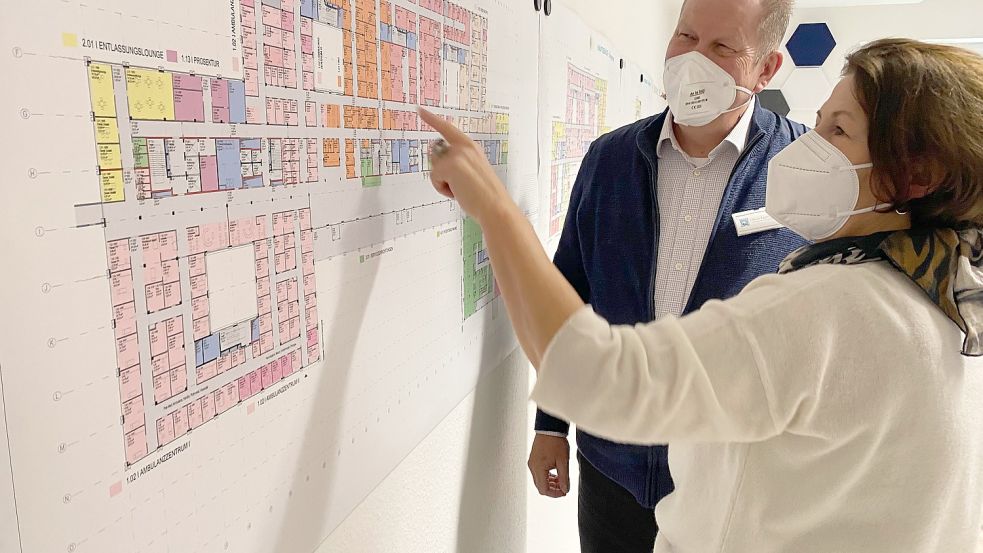 Claus Eppmann, Sprecher der Geschäftsführung der Trägergesellschaft der Kliniken Aurich-Emden-Norden mbH und Planungsleiterin Andrea Janssen sind mit dem Fortschritt der Planungen sehr zufrieden. Die Zeit des Lockdowns hat das Projekt sogar noch vorangetrieben. Foto: Tomé