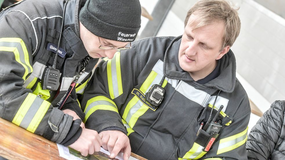 Stefan Baltrusch (rechts) koordiniert den Einsatz der Drohnengruppen zusammen mit einem Kollegen. Fotos: Ortgies