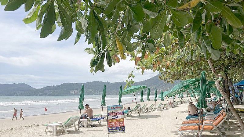 Am Patong Beach in Phuket ist noch reichlich Platz. Foto: Carola Frentzen/dpa