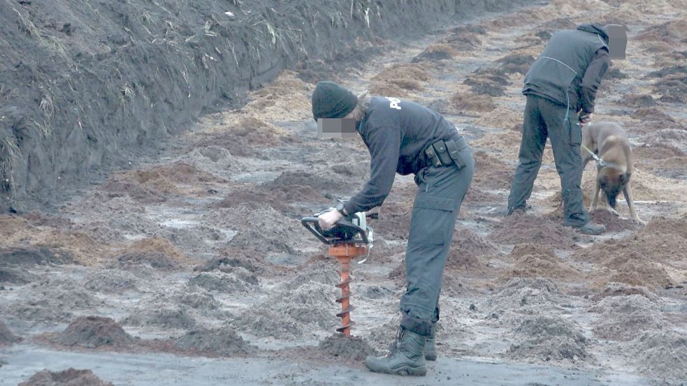 Auf einem Acker in Posthausen suchte die Polizei vergangene Woche mit Bohrern und Spürhunden nach der Leiche des vermissten Mannes. Drei mutmaßliche Täter wurden nun festgenommen. Foto: Nonstop-News