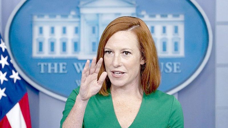 Jen Psaki bei einem Pressebriefing. Die Sprecherin des Weißen Hauses hat sich trotz Impfung mit dem Coronavirus infiziert. Foto: Andrew Harnik/AP/dpa