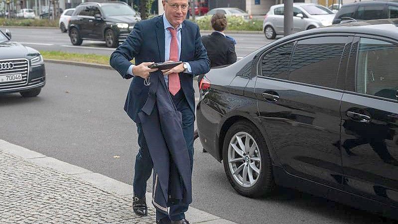 Norbert Röttgen (CDU) kommt zum Konrad-Adenauer Haus zu Gremiensitzungen der Partei. Foto: Christophe Gateau/dpa