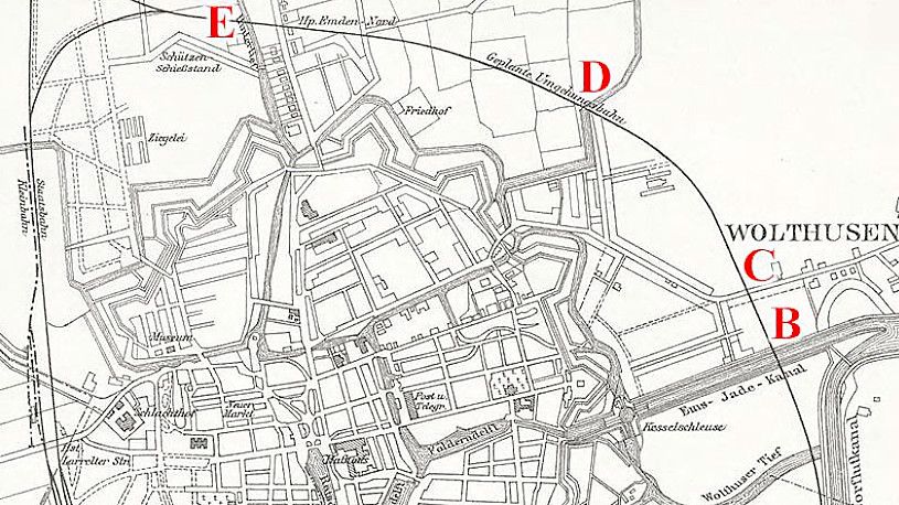 Auf der Karte von 1914 erkennt man, wo die geplante Umgehungsbahn langführen und Brücken gebaut werden sollten. Die Buchstaben stehen für die Querungen des Ems-Jade-Kanals (B), der Wolthuser Straße (C), des Treckfahrtstiefs (D) und des Hinter Tiefs (E). Quelle: Westbahn.de