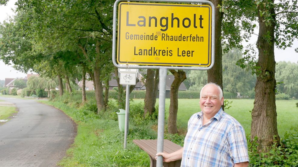 Bernhard Robbers an einem der Ortseingangsschilder Langholts. Davon wird es bald noch mehr geben. Archivfoto: Kruse