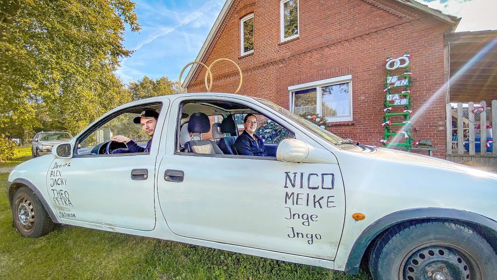 In ihrem Hochzeitsunikat mit aufs Dach geschweißten Mofafelgen als Hochzeitsringen können Jörn und Carola Schneider gleichzeitig Gas geben und lenken. Foto: Cordsen